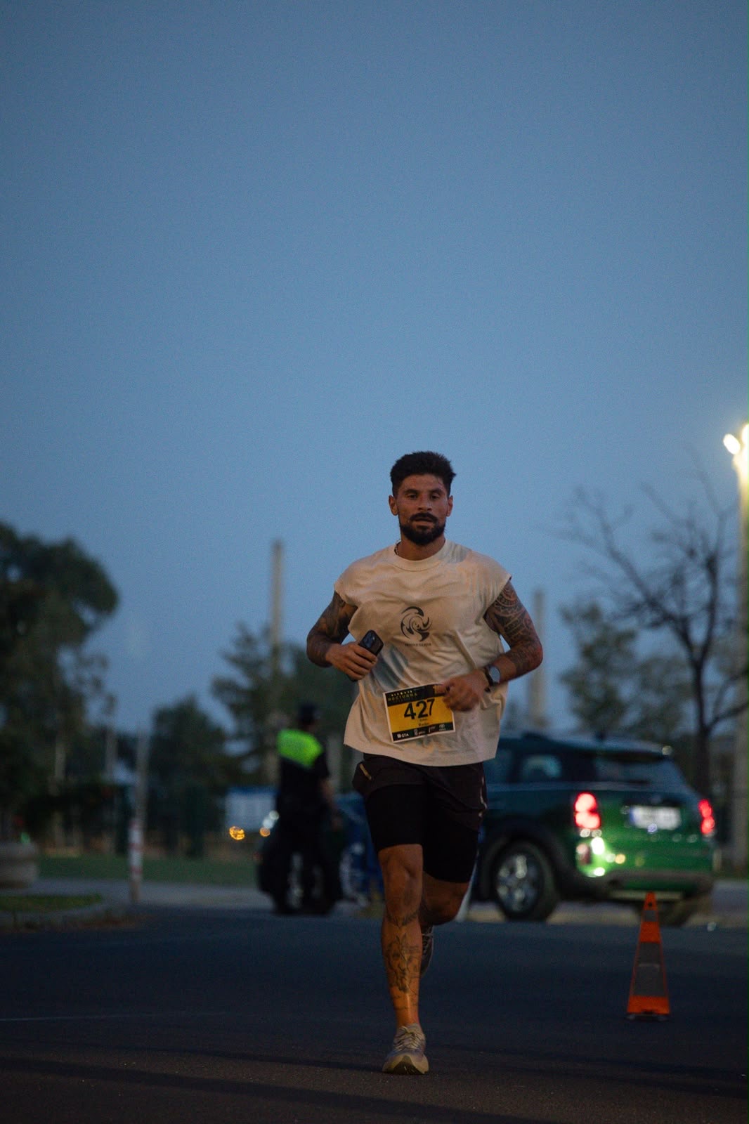 Rúben Ramos a correr numa prova ao fim do dia